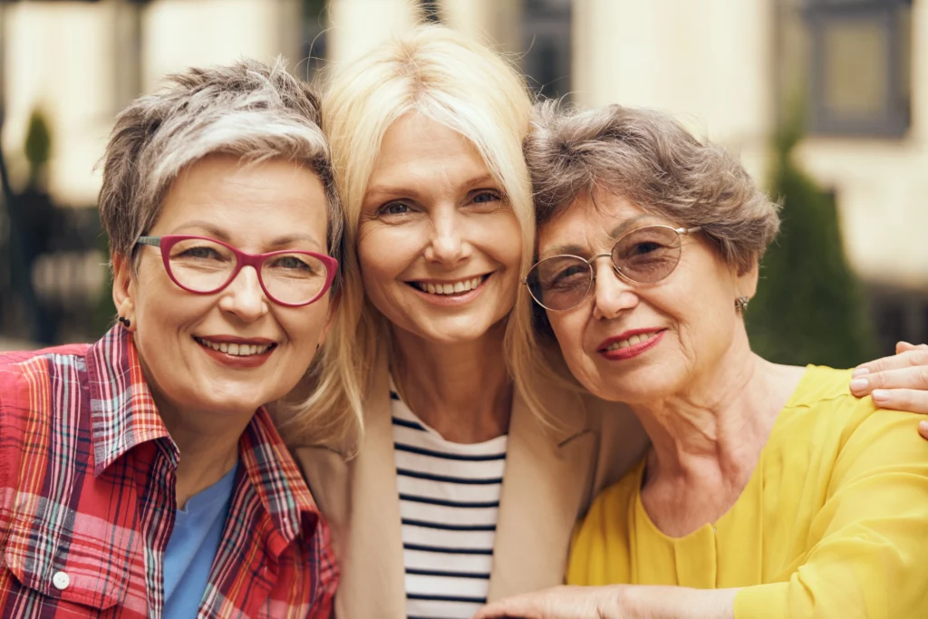 Trzy starsze kobiety spacerujące razem – profilaktyka zdrowych kości